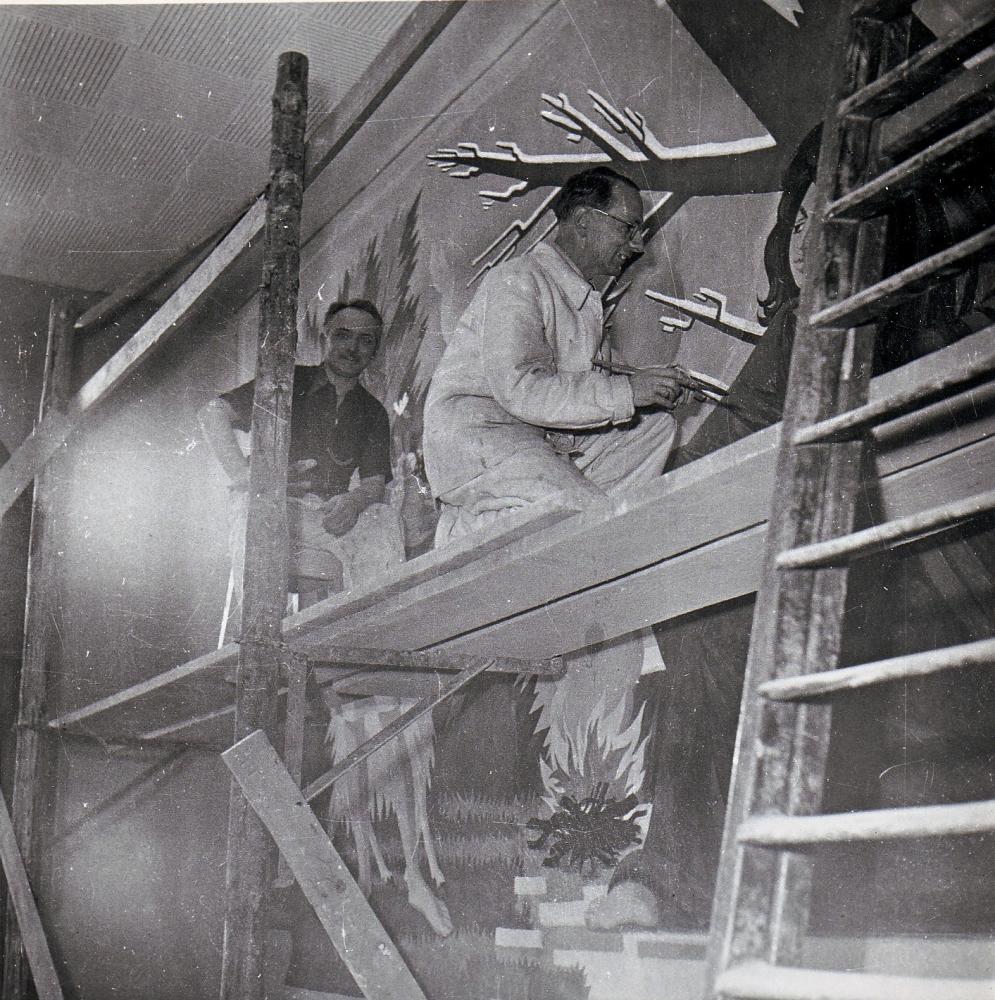 Émile Chambon travaillant à sa fresque pour le Collège moderne (actuelle École de Culture Générale Ella-Maillart), à Genève, 1951