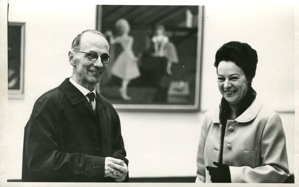 Émile Chambon et sa sœur Mathilde lors du vernissage de son exposition au Musée Rath, en 1966